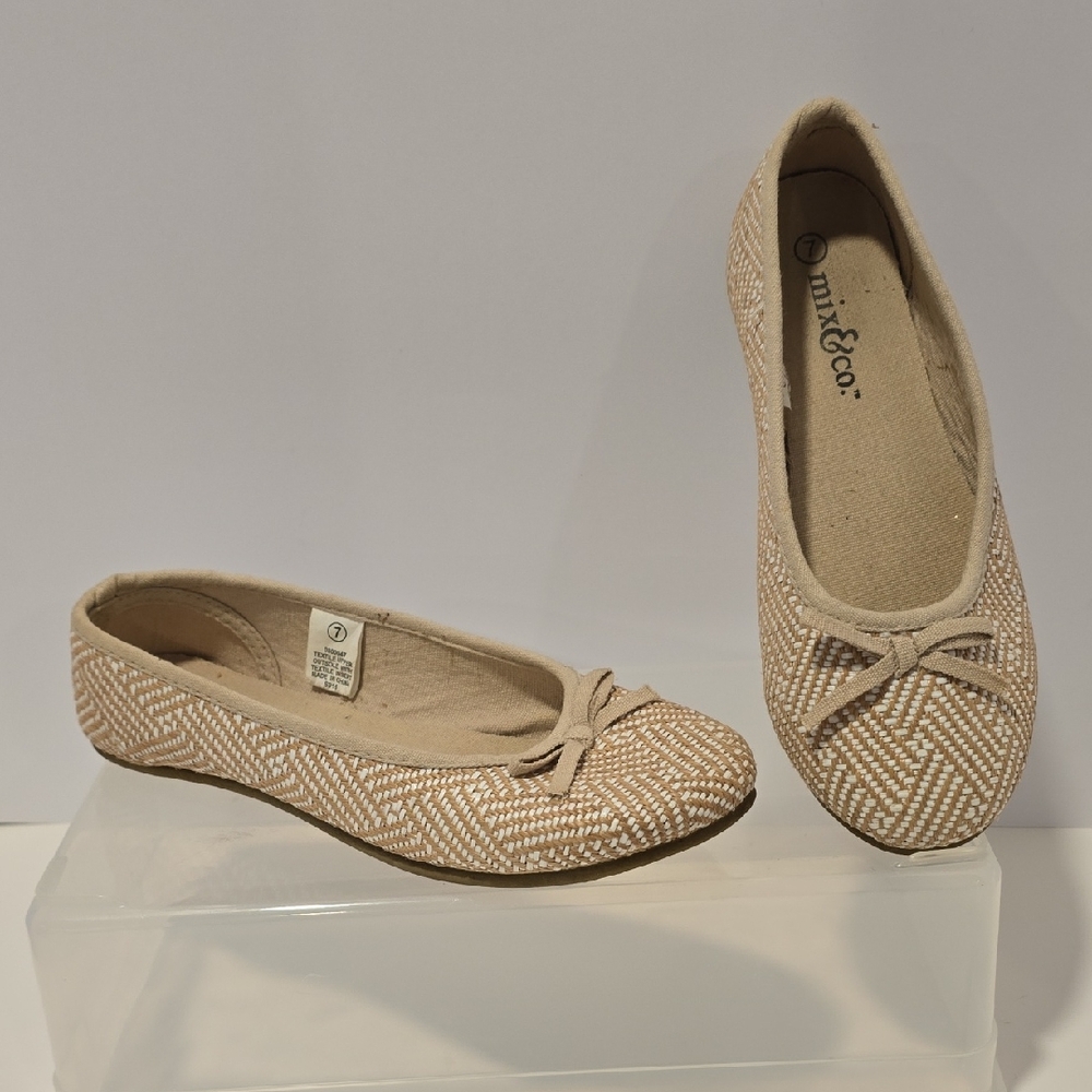 Mix & Co. Beige Patterned Flats